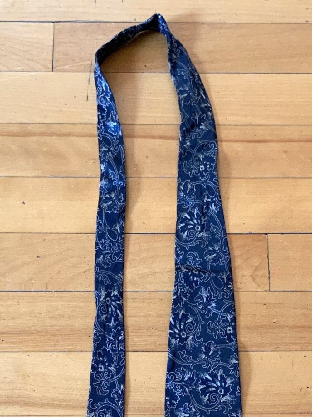 Lanvin Paris 100% pure Silk Necktie. 56 Inches